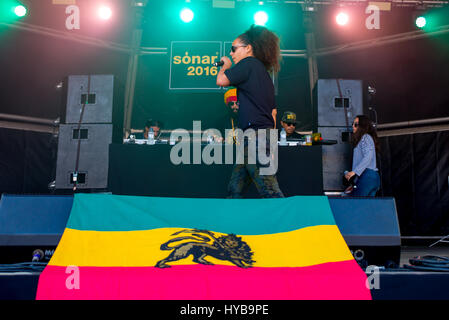 Barcellona - Jun 17: Congo Natty feat. Congo Dubz, tenore Fly, Nanci e Phoebe esibirsi in un concerto al Sonar Festival il 17 giugno 2016 a Barcellona, Sp Foto Stock