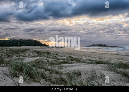 Cielo atmosferica al sorgere del sole sulla spiaggia Conjola, Shoalhaven, South Coast, Nuovo Galles del Sud, NSW, Australia Foto Stock