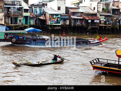 Occupato scena sulla parte superiore del Fiume Mekong in Vietnam Foto Stock