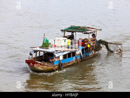 Barca da pesca a lavorare sulla parte superiore del Fiume Mekong in Cai Be Foto Stock