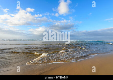 Dolce Sciabordare di onde a Conjola Beach, South Coast, Nuovo Galles del Sud, NSW, Australia Foto Stock