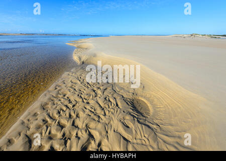 Modelli di sabbia dove il lago Conjola incontra il mare in spiaggia Conjola, Shoalhaven, South Coast, Nuovo Galles del Sud, NSW, Australia Foto Stock