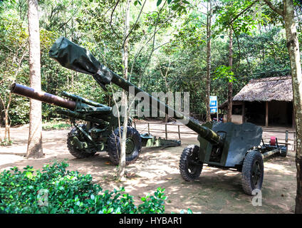 Alcuni artiglieria lasciati dalla guerra del Vietnam sul display del tunnel di Cu Chi Foto Stock