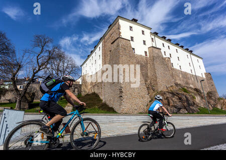 Il castello gotico, ciclisti sul sentiero lungo il fiume Ohre, Kadan, Boemia settentrionale, Repubblica Ceca, Europa Foto Stock