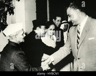 Il presidente Egiziano Gamal Abdel Nasser agitare le mani, Egitto Foto Stock