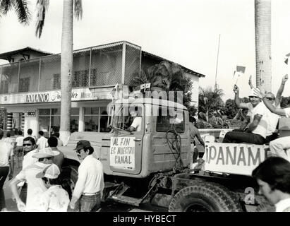 La gente celebra il trasferimento del canale di Panama, Panama 1979 Foto Stock