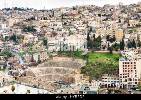 AMMAN, Giordania - 18 febbraio 2012: vista sopra la città di Amman con antico teatro romano dalla cittadella in inverno. L'anfiteatro fu costruito il romano perio Foto Stock