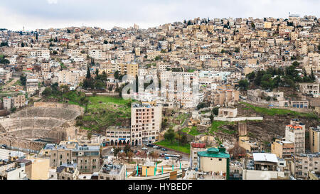 AMMAN, Giordania - 18 febbraio 2012: skyline della città di Amman con antico teatro romano dalla cittadella in inverno. L'anfiteatro fu costruito il romano perio Foto Stock