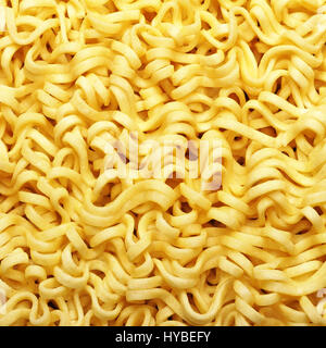 La texture di giallo tagliatelle istante close up Foto Stock
