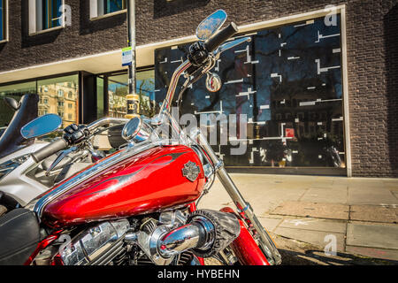 Un rosso Harley Davidson Moto in Hanover Square, London, Regno Unito Foto Stock