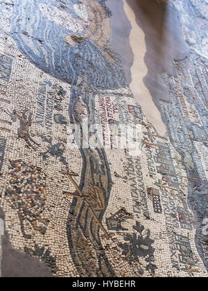 MADABA, GIORDANIA - Febbraio,20, 2012: pavimento in chiesa greco-ortodossa di San Giorgio a Madaba città con inizio mosaico bizantino mappa della Terra Santa. La m Foto Stock