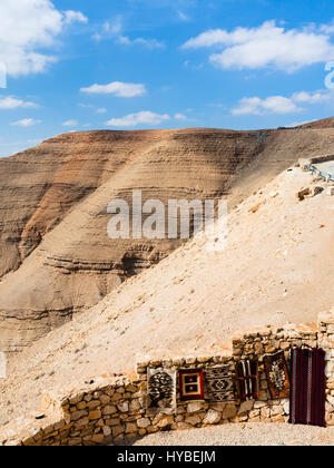 DHIBAN, GIORDANIA - Febbraio 20, 2012: tradizionali tappeti beduini in stallo in King's highway. Re della strada era rotta commerciale sul Vicino Oriente antico, essere Foto Stock