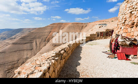 DHIBAN, GIORDANIA - Febbraio 20, 2012: tradizionali tappeti beduini sul mercato il Re della strada. Re della strada era rotta commerciale sul Vicino Oriente antico, b Foto Stock