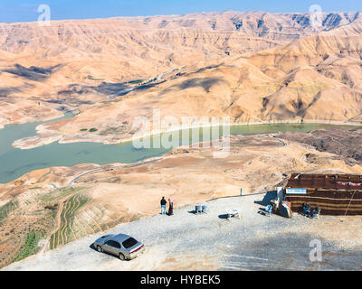 DHIBAN, GIORDANIA - Febbraio 20, 2012: i turisti a viewpoint oltre al Mujib dam a Wadi Mujib fiume su Re della strada in inverno. Re della strada era il commercio rou Foto Stock