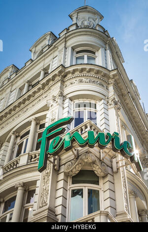 Segnaletica sopra il grande magazzino Fenwick in New Bond Street, Mayfair, Londra, Inghilterra, Regno Unito Foto Stock