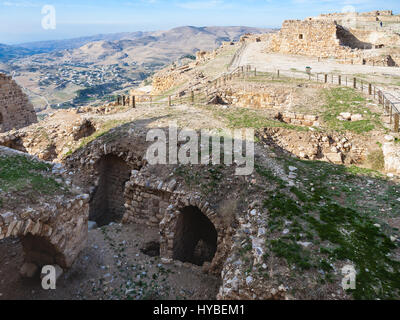 AL-KARAK, GIORDANIA - Febbraio 20, 2012: rovinato le camere sulla corte superiore del medievale castello di Kerak. Kerak castello è uno dei più grandi castelli dei crociati nel Foto Stock