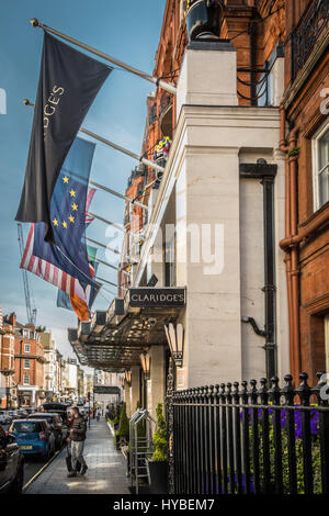 Bandiere fuori dall'entrata del Claridges Hotel in Mayfair, Londra, Inghilterra, Regno Unito Foto Stock