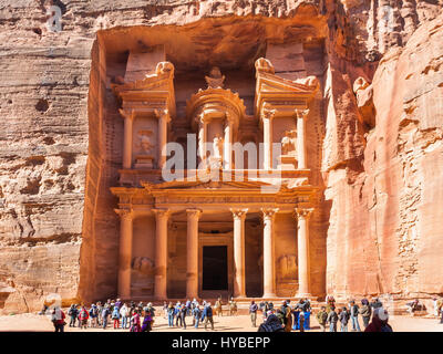 PETRA, GIORDANIA - Febbraio 21, 2012: persone vicino al-Khazneh tempio (Tesoro) nell antica Petra. Rock-cut town Petra fu fondata circa 312 A.C. Foto Stock