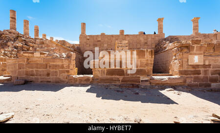 PETRA, GIORDANIA - Febbraio 21, 2012: i turisti sulle rovine del Grande Tempio antica città di Petra. Rock-cut town Petra fu fondata circa 312 BC come capit Foto Stock