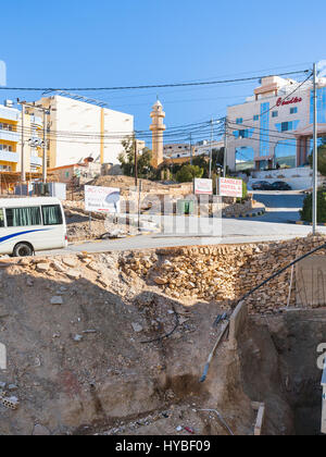 PETRA, GIORDANIA - Febbraio 21, 2012: cityscape di Wadi Musa città d'inverno. Wadi Musa è il centro amministrativo dipartimento di Petra in Giordania e il neare Foto Stock