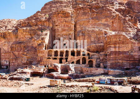 PETRA, GIORDANIA - Febbraio 21, 2012: stallo beduina e Royal Urn tomba nella antica città di Petra. Rock-cut town Petra fu fondata circa 312 BC come il tappo Foto Stock