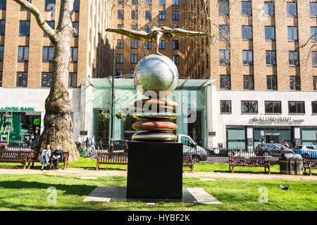 Una scultura in Berkeley Square Gardens che mostra il perfetto equilibrio e equilibrio tra un uomo e una donna Foto Stock