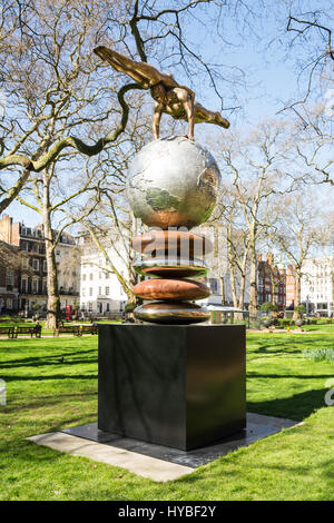 Una scultura in Berkeley Square Gardens che mostra il perfetto equilibrio e equilibrio tra un uomo e una donna Foto Stock