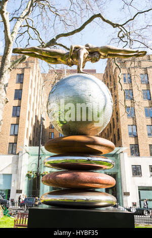 Una scultura in Berkeley Square Gardens che mostra il perfetto equilibrio e equilibrio tra un uomo e una donna Foto Stock