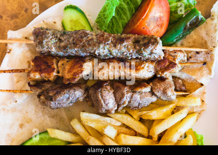 Viaggio in Medio Oriente paese Regno di Giordania - vista superiore di spiedini con vari arabian kebab in Ristorante nella città di Petra Foto Stock