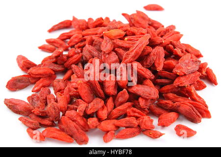 Composizione di essiccati goji bacche isolato su uno sfondo bianco Foto Stock
