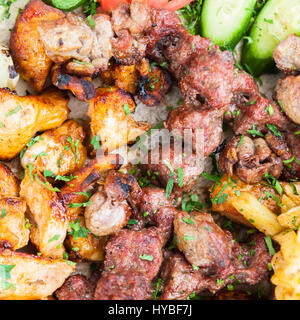 Viaggio in Medio Oriente paese Regno di Giordania - vista superiore di molti pezzi di kebab arabo da vari tipi di carne su piastra in street restaurant in Aqaba c Foto Stock