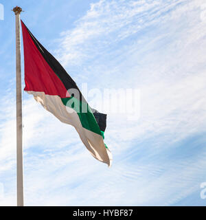 Viaggio in Medio Oriente paese Regno di Giordania - la bandiera della Rivolta Araba nella città di Aqaba con cielo blu con nuvole bianche in background Foto Stock