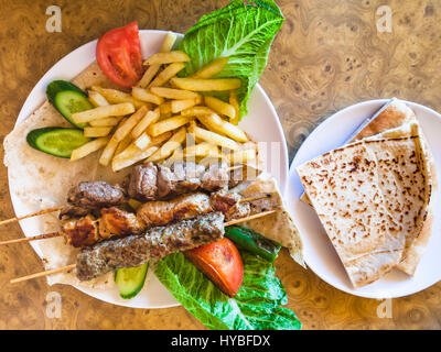 Viaggio in Medio Oriente paese Regno di Giordania - porzione di vari arabian kebab in Ristorante nella città di Petra Foto Stock