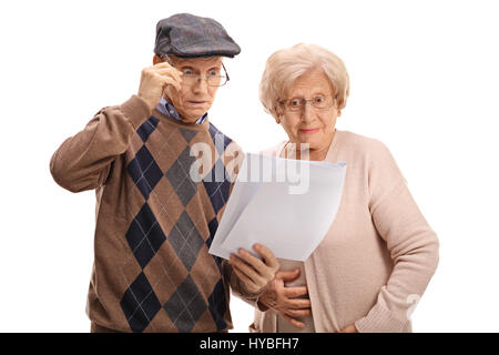 Sorpresi gli anziani in cerca di documenti isolati su sfondo bianco Foto Stock