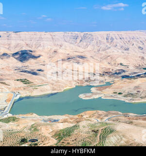 Viaggio in Medio Oriente paese Regno di Giordania - al di sopra di vista di Wadi Mujib fiume e al Mujib dam dal Re della strada in inverno Foto Stock