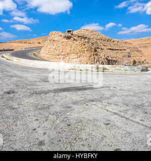 Viaggio in Medio Oriente paese Regno di Giordania - Girare su strada di montagna re della autostrada vicino al Mujib dam in inverno Foto Stock