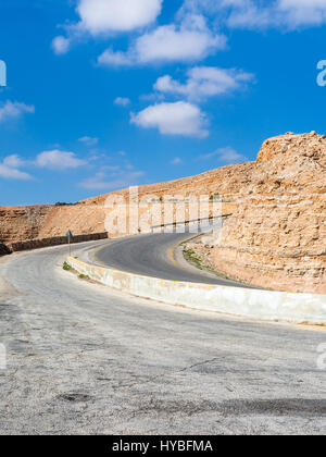 Viaggio in Medio Oriente paese Regno di Giordania - attivare il Re della strada in montagna vicino al Mujib dam in inverno Foto Stock