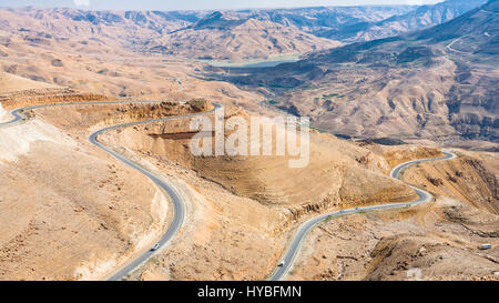 Viaggio in Medio Oriente paese Regno di Giordania - Vista del Re della strada in montagna vicino al Mujib dam a Wadi Mujib River (fiume Arnon) vicino a Dhiban t Foto Stock