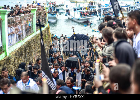 Semana Santa (settimana Santa) processione in mare a Larantuka, Isola di Flores, Indonesia. Foto Stock