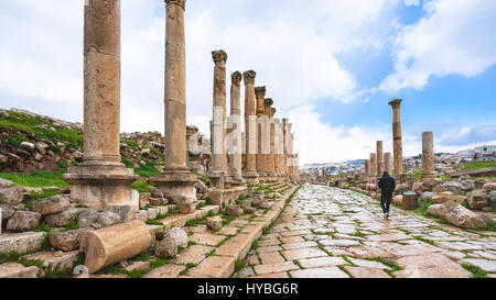 Viaggio in Medio Oriente paese Regno di Giordania - turistico sul Cardo Maximus strada in Jerash (antica Gerasa) città in inverno in caso di pioggia Foto Stock