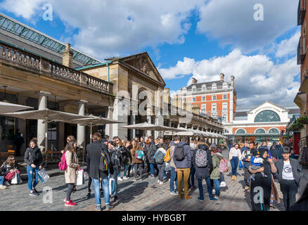 Il Covent Garden di Londra. La folla di turisti al di fuori del mercato di Covent Garden, nel West End di Londra, Inghilterra, Regno Unito Foto Stock