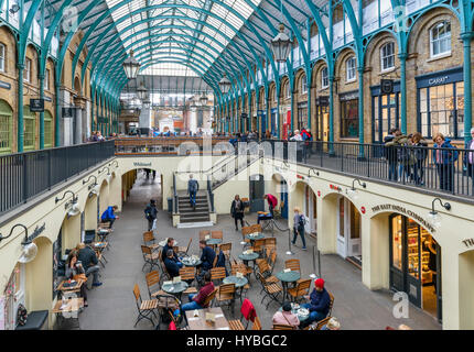 Il Covent Garden di Londra. Negozi e caffetterie all'interno del mercato di Covent Garden, nel West End di Londra, Inghilterra, Regno Unito Foto Stock