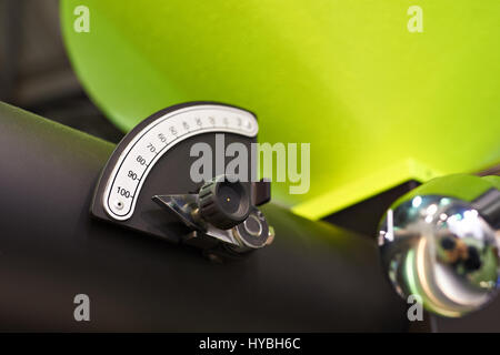 Angolo di apertura del fumo di scarico la tostatura del caffè macchina Foto Stock