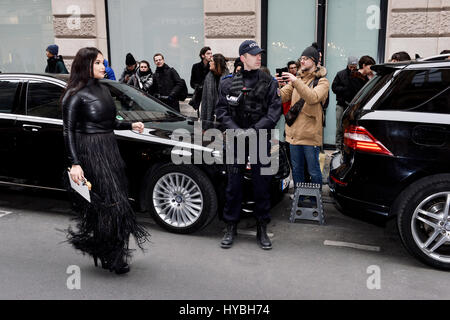 Pattuglia di polizia sulla settimana della moda di Parigi, Parigi, Francia Foto Stock