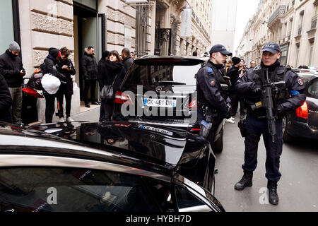 Pattuglia di polizia sulla settimana della moda di Parigi, Parigi, Francia Foto Stock