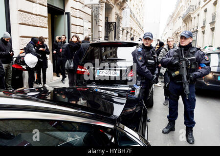 Pattuglia di polizia sulla settimana della moda di Parigi, Parigi, Francia Foto Stock