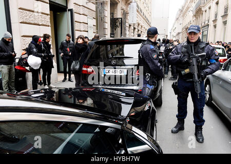 Pattuglia di polizia sulla settimana della moda di Parigi, Parigi, Francia Foto Stock