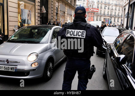 Pattuglia di polizia sulla settimana della moda di Parigi, Parigi, Francia Foto Stock