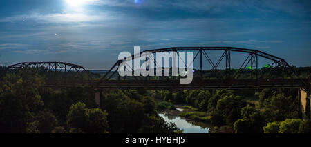 Ponte sotto la luna Foto Stock