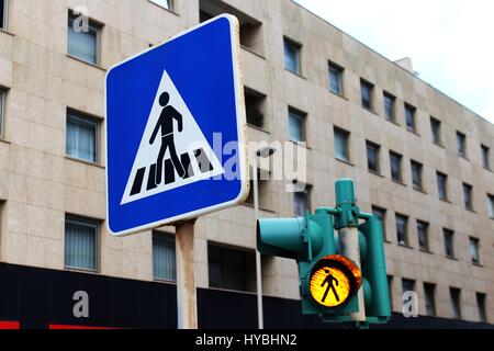 Due cartelli stradali per passanti prima di un tapis roulant a Roberto Ivens street a Matosinhos, Porto, Portogallo. Foto Stock